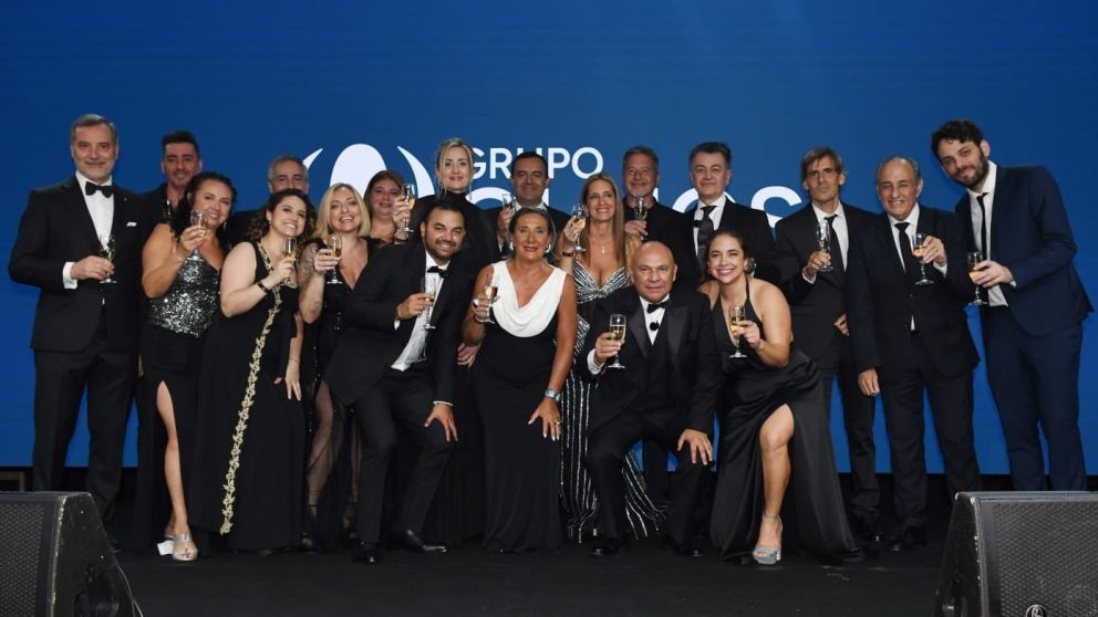 Raúl Olmos convocó a todo el holding del Grupo para el brindis final. Subieron al escenario el doctor Marcelo Carbone, vicepresidente del Grupo Olmos; el contador Lucas Olmos, director general de Finanzas del Grupo Olmos; la doctora Viviana Cescut, direct