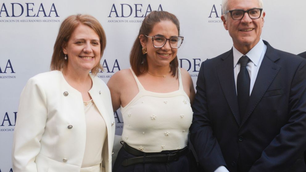 Veronica Marinaro (La Perseverancia), Natalia Olmos (Evolución/Grupo Crónica) y Aldo Álvarez (Noble) en el evento de fin de año de ADEEA.