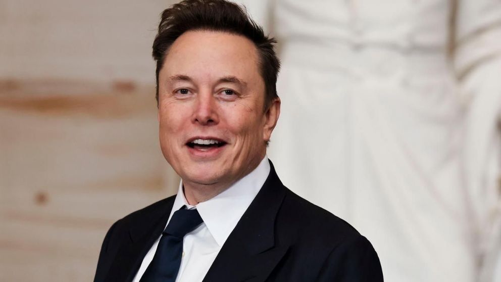 Elon Musk durante una presentación empresarial, tras convertirse en la mayor fortuna registrada en la historia.