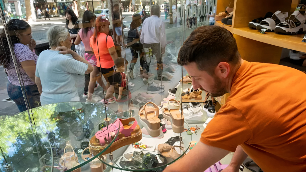Vidrieras con movimiento y compras medidas: en diciembre, el consumo mostr� cautela mientras la confianza del consumidor cort� la mejora que tra�a en los meses previos