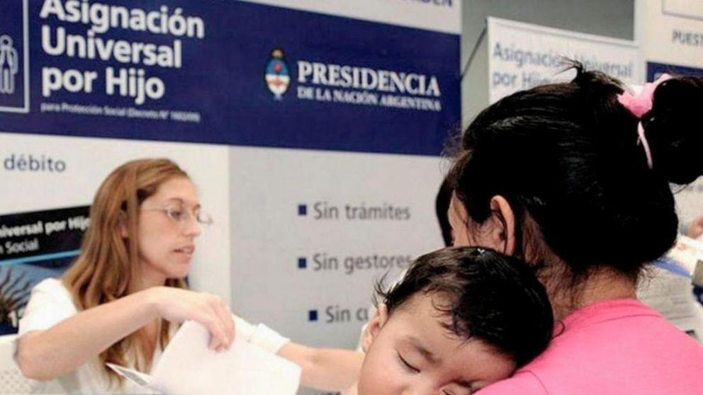 En febrero, los titulares de AUH cobrar�n con un 2,85% de aumento