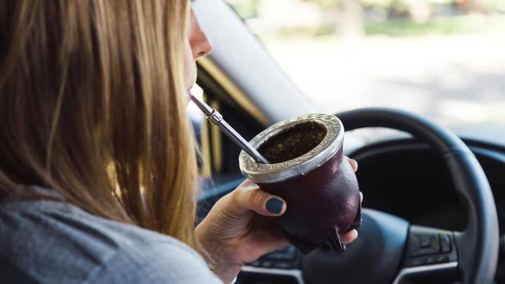 ¿Está prohibido tomar mate al conducir?