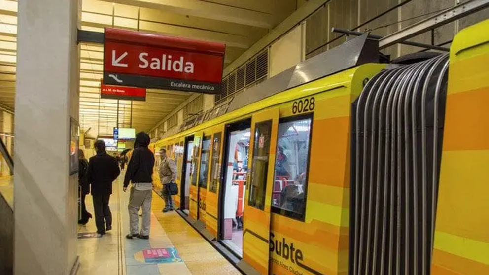 Trabajadores de la l�nea B realizaron una liberaci�n de molinetes y advirtieron por nuevas medidas ante la presencia de asbesto en los trenes.