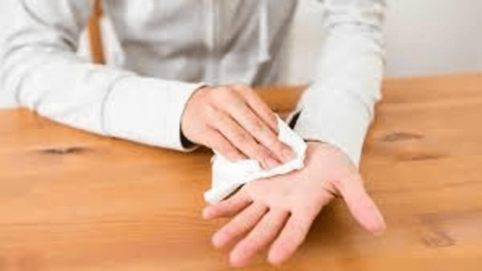 Qu� significa que te transpiren las manos mientras trabaj�s, seg�n la psicolog�a