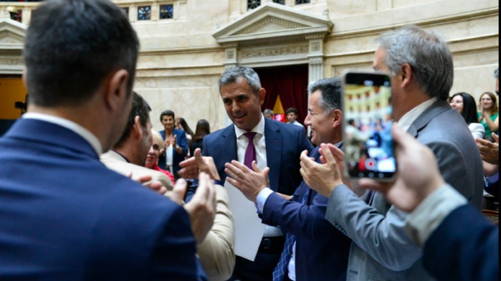 El presidente de la cámara de Diputados, Martín Menem, en el centro de la escena parlamentaria