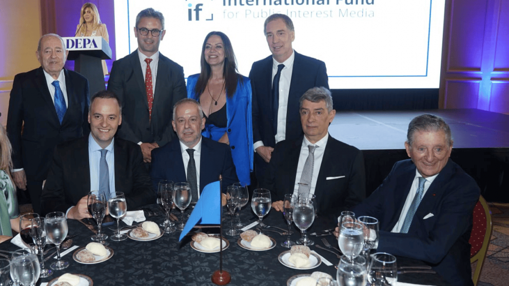 En la mesa principal de la cena de ADEPA: Manuel Adorni, Jefe de Gabinete; Martín Etchevers, presidente de Adepa; Horacio Rosatti, presidente de la Corte Suprema de Justicia; Claudio Escribano, Adepa. De pie, Guillermo Ignacio, Adepa; Martín Menem, pres