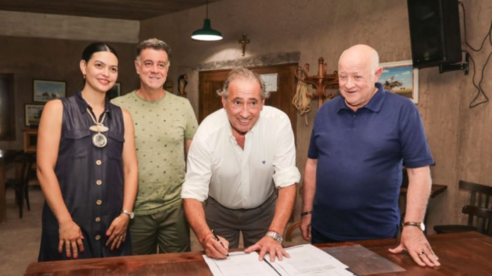Flor Destéfanis, intendenta de Santa Rosa; Walter Machuca, del CONICET; el empresario Alfredo Vila Santander y Roberto Suárez, del Grupo Olmos.