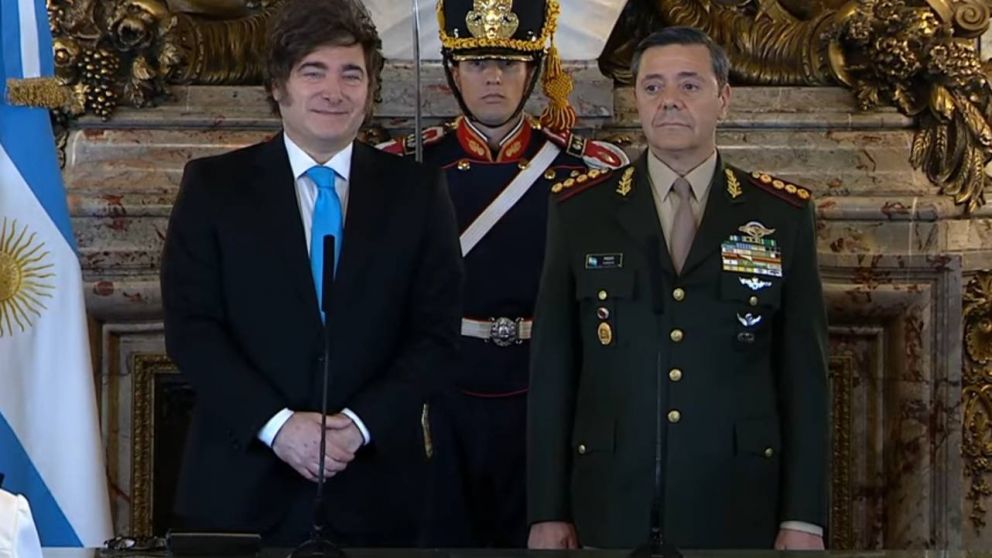 Javier Milei le tom� juramento a Carlos Presti.
