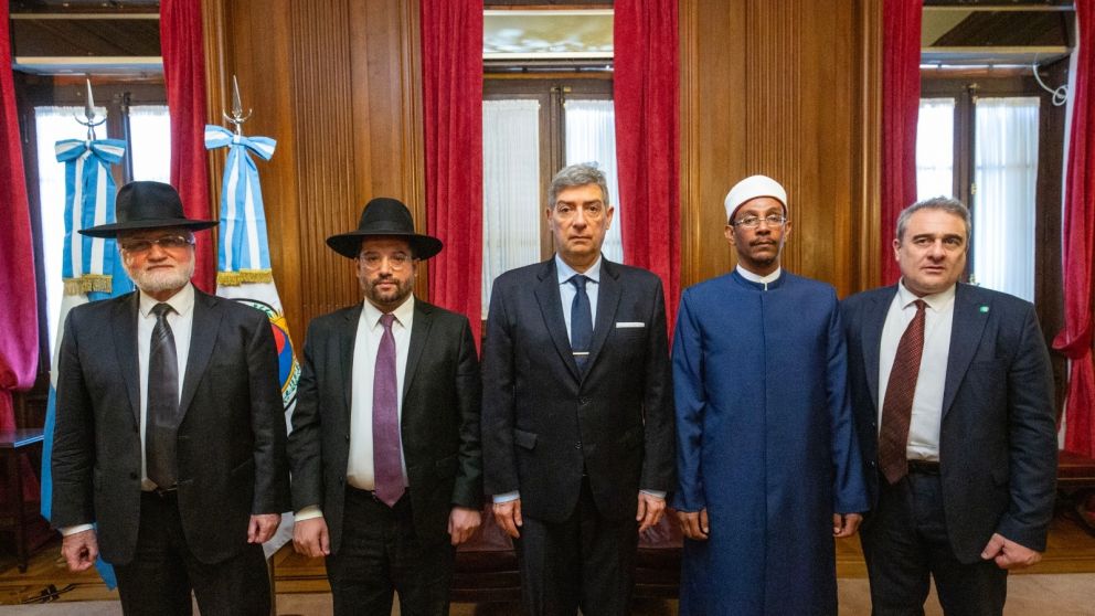 De izquierda a derecha: el Gran Rabino de la comunidad sefaradí de Argentina, Rabino Yosef Chehebar,; el Gran Rabino de la Asociación Mutual Israelita Argentina (AMIA), Rabino Eliahu Hamra; el presidente de la Corte Suprema, Horacio Rosatti; el Imam Muh