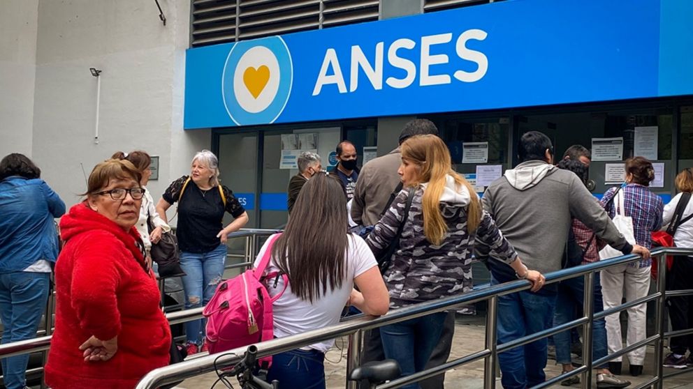 ANSES paga en diciembre un apoyo económico para personas que perdieron su empleo (Imagen ilustrativa).