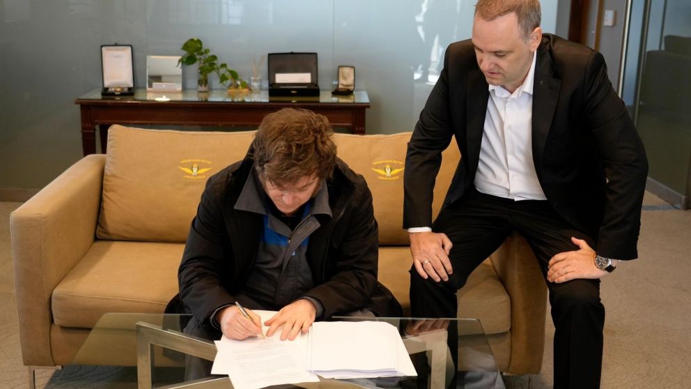 Javier Milei lleg� de Noruega y firma la reforma laboral.