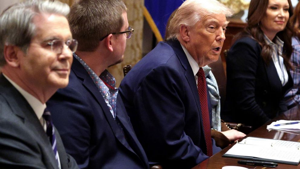 Donald Trump mostró fortaleza negociadora con China ante productores a los que les ofreció un alivio financiero