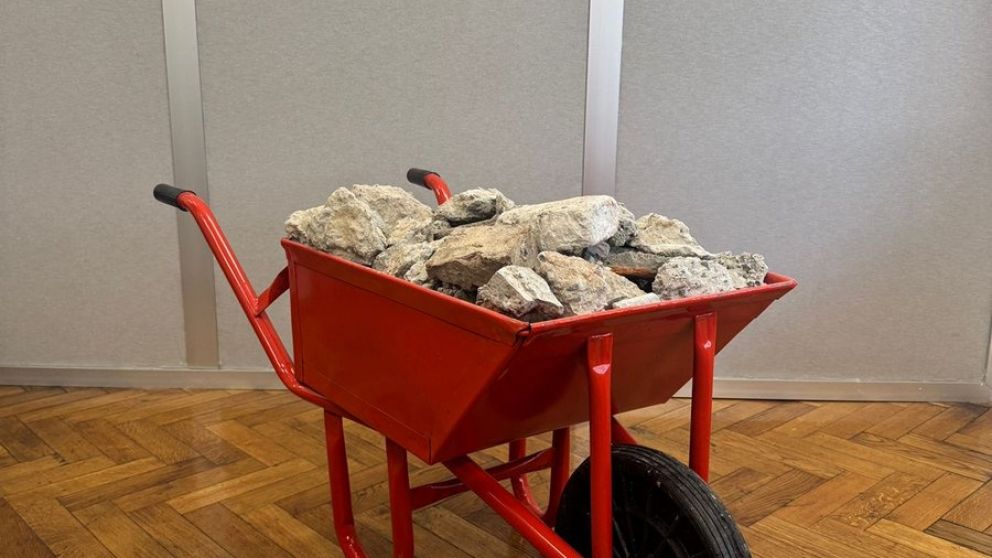 La carretilla llena de piedras con la que Desregulación simbolizó el trabajo de dos años de "motosierra"