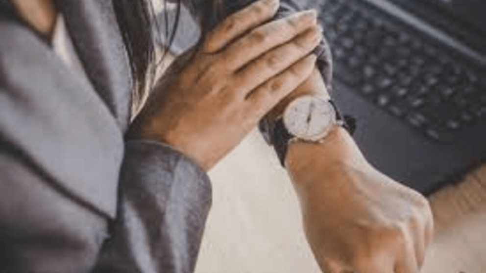 ¿Qué significa mirar la hora constantemente, según la psicología?