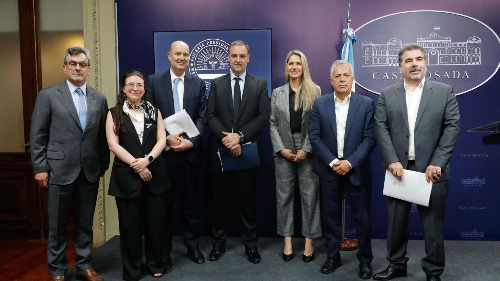 Manuel Adorni present� el informe final sobre el Consejo de Mayo.