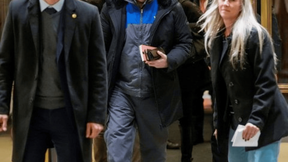 Javier Milei llegó a Noruega, lució el mameluco de YPF.