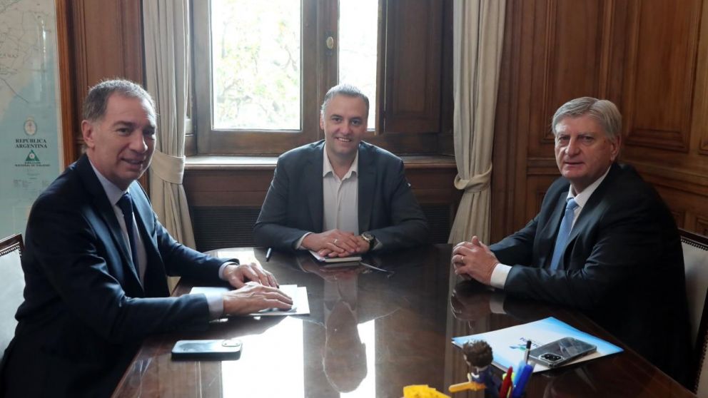 El jefe de Gabinete Manuel Adorni y el ministro del Interior Diego Santilli se reunieron con el gobernador de La Pampa, Sergio Ziliotto, en Casa Rosada.