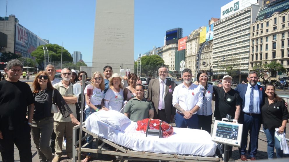 Claudia Mosler junto a pacientes trasplantados y miembros de la Asociación; Patricia Glize, Diputada porteña; Dr. Fernando Cichero, presidente del Instituto de Trasplante de CABA, y Leandro Sívori, artista y autor de la obra. (Foto: Hernán Nersesian)