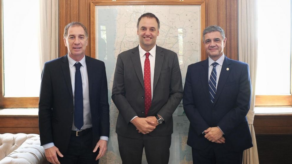 El jefe de Gabinete, Manuel Adorni, y de Interior, Diego Santilli.