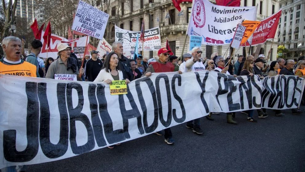 A la marcha de los jubilados de este miércoles se sumaron el colectivo de discapacidad, trabajadores del Hospital Garrahan e integrantes de la UTEP.