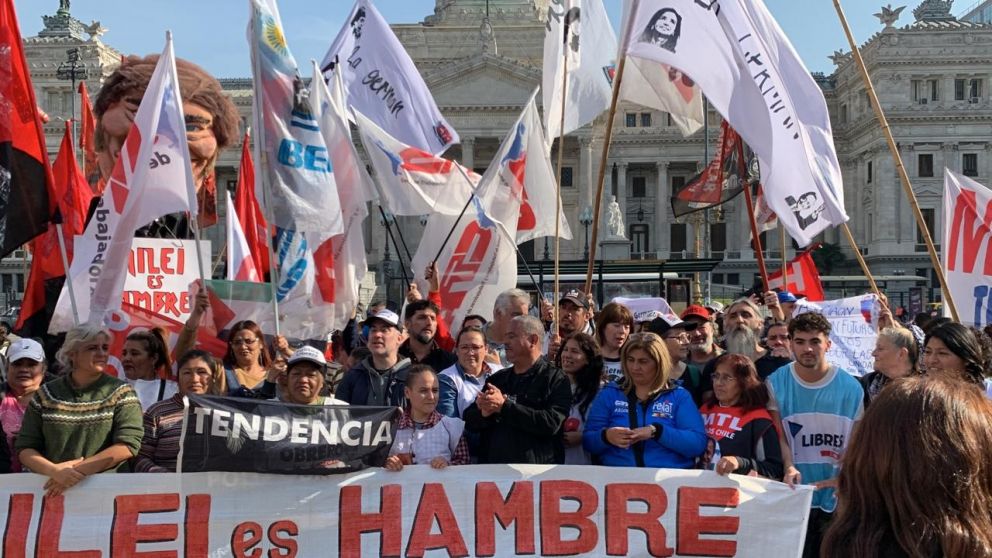 Territorios en Lucha advierte que en el proyecto del Presupuesto 2026, Milei busca desenganchar la AUH y el salario familiar de la actualización por inflación.