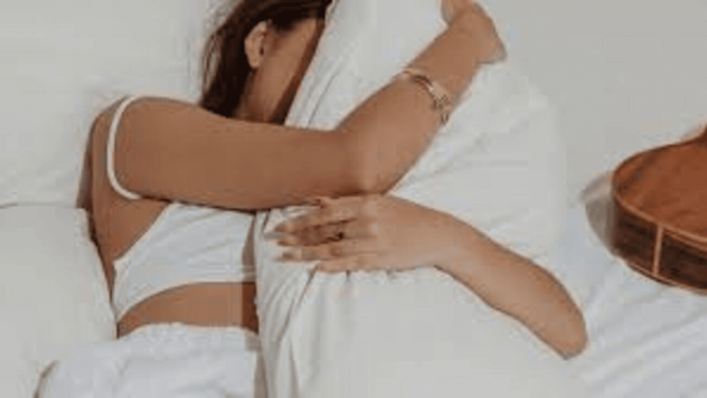 Dormir abrazando una almohada: qué revela este gesto según la psicología