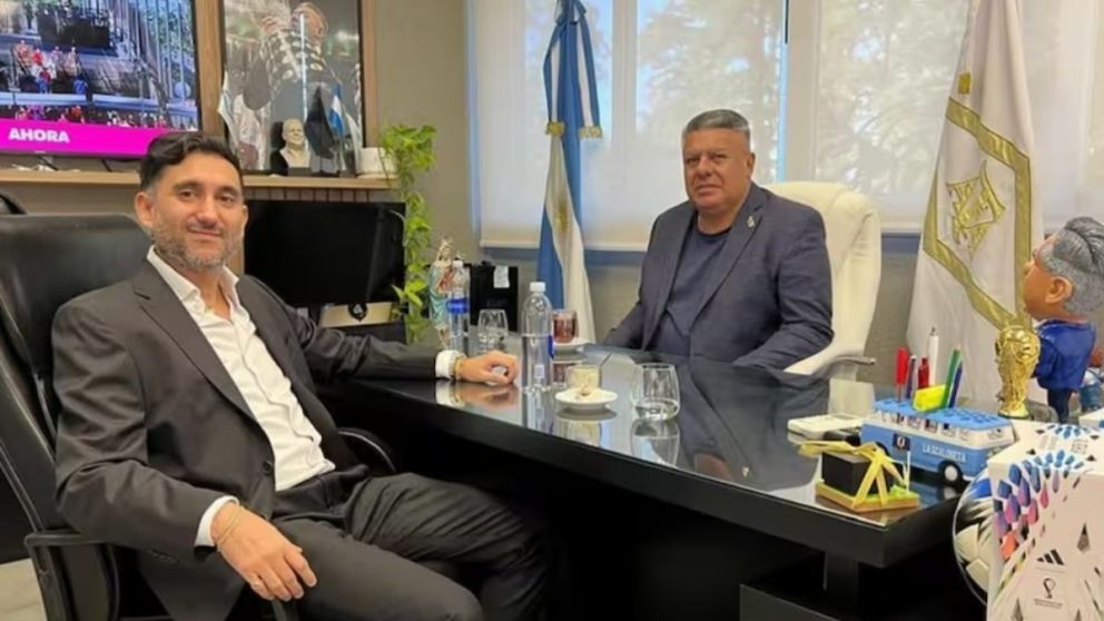 La Justicia federal allanó Sur Finanzas y congeló sus cuentas en una causa por lavado, evasión y un préstamo ligado a futuras ventas de jugadores que involucra al entorno del “Chiqui” Tapia.