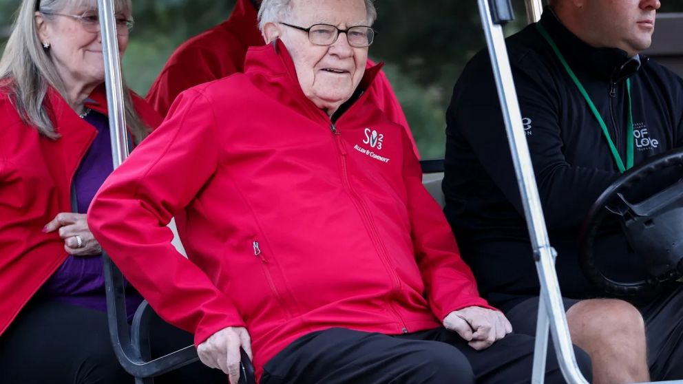 A los 95 años, el retiro de Warren Buffett abre un debate que trasciende a Berkshire Hathaway: por qué algunos siguen trabajando en la vejez y qué rol juegan el propósito, los vínculos y la experiencia en esa elección.