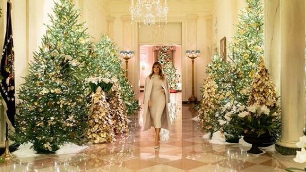 Melania Trump presentó la decoración navideña 2025 de la Casa Blanca, marcada por símbolos patrióticos, tradiciones familiares y el lema “El hogar está donde está el corazón”.