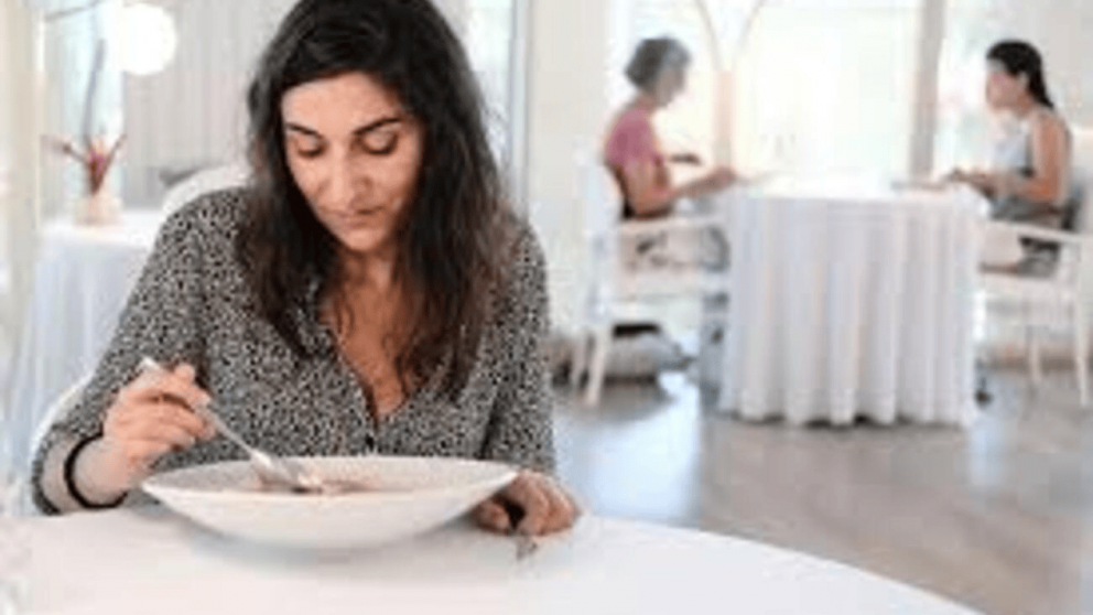 Comer solo en un restaurante: qué revela este hábito sobre tu personalidad, según la psicología