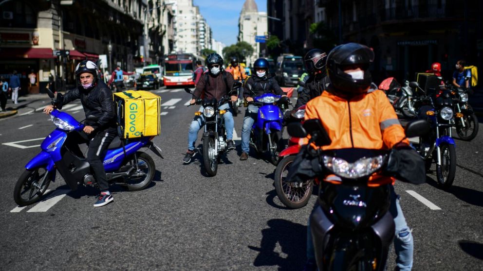 Repartidores en bicicleta y moto enfrentan jornadas cada vez más largas para alcanzar ingresos básicos.