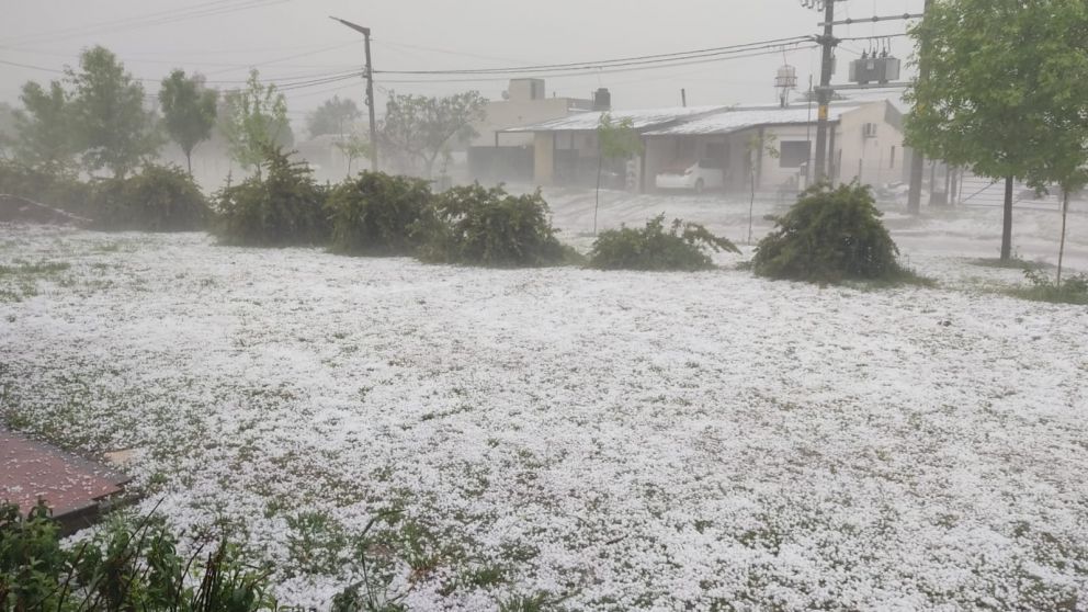 Vecinos de Calamuchita registraron la intensa caída de granizo que cubrió calles y techos en cuestión de minutos.