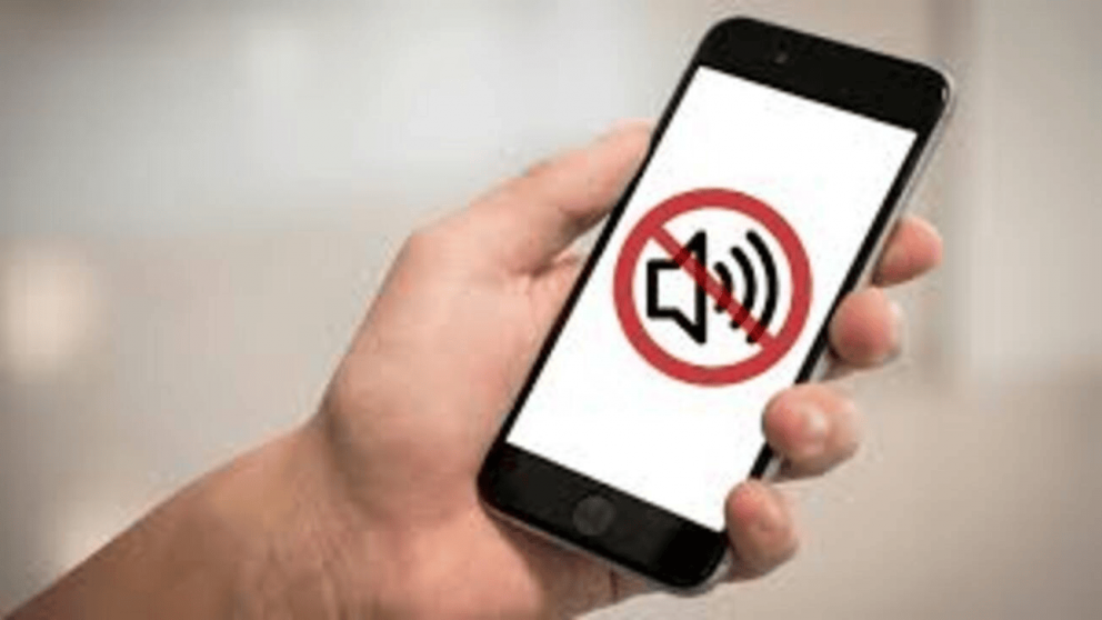 Por qué algunas personas silencian el celular todo el día, según la psicología