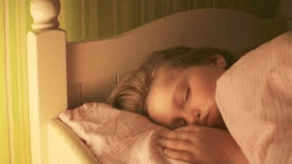 Dormir con la luz encendida: lo que revela sobre tu mente, seg�n la psicolog�a