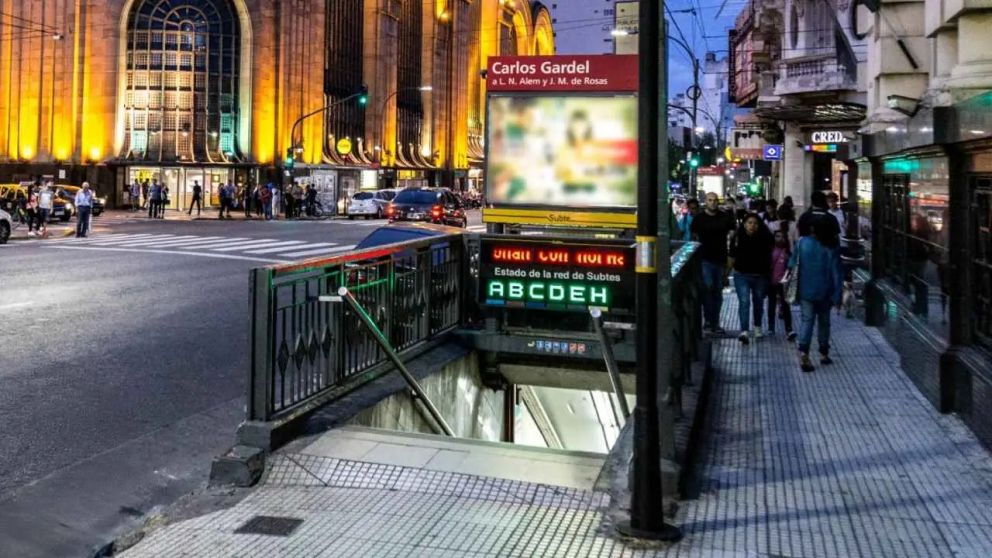 La estación Carlos Gardel vuelve a recibir pasajeros tras una renovación total que incluyó mejoras en accesibilidad, seguridad e iluminación.