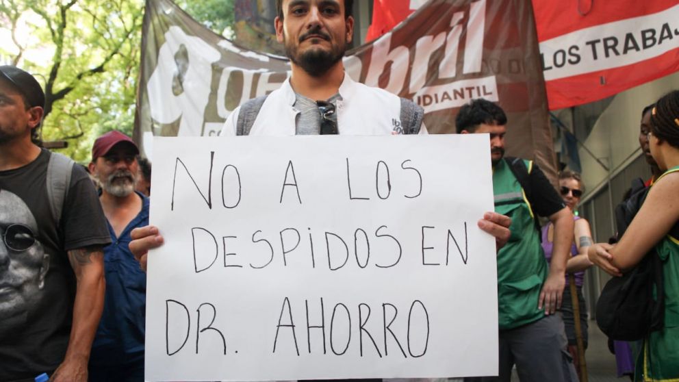 Farmacias Dr Ahorro cerró 11 locales, despidió más de 100 trabajadores y acumula deudas millonarias