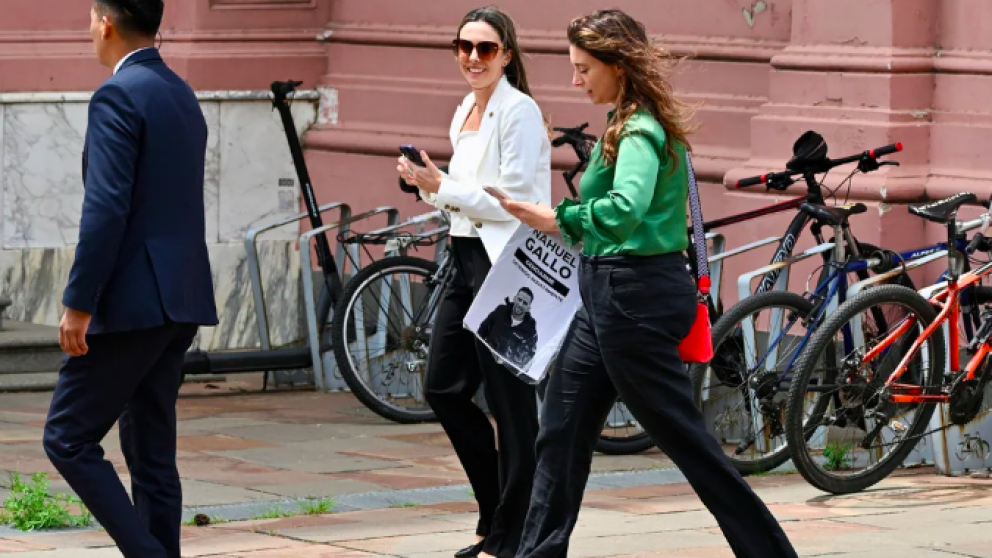 Elisa Trotta ingresando a Casa Rosada junto a Sabrina Ajmechet