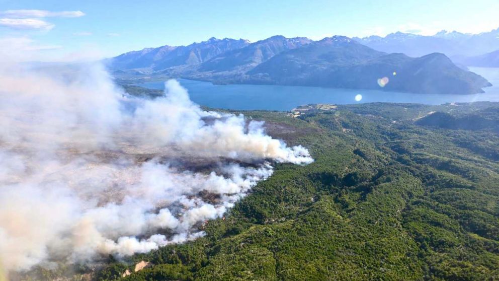 Incendio en Los Alerces: refuerzan el operativo para proteger viviendas y turismo