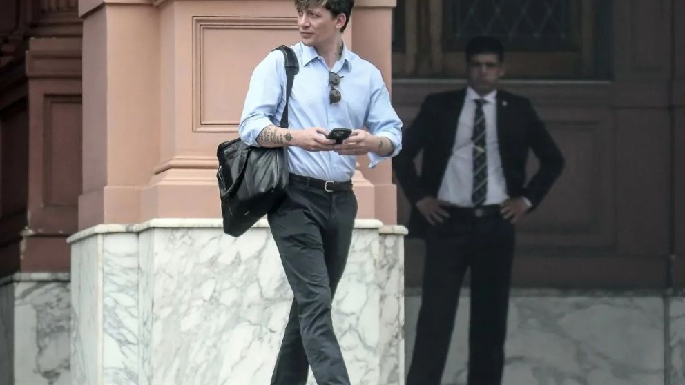 El embajador de EEUU se reunió con Santiago Caputo en la Casa Rosada