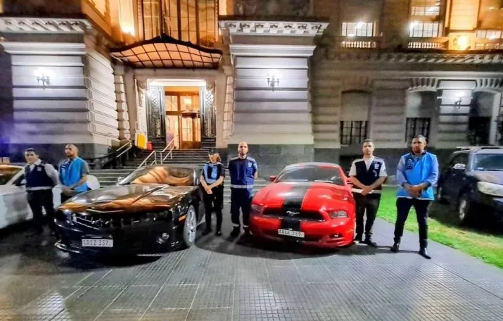 La Aduana encontró dos Chevrolet Camaro, dos Ford Mustang con patente paraguaya y una Toyota SW4 con matrícula argentina