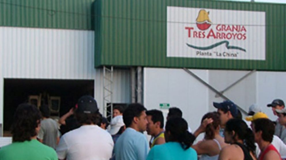 Granja Tres Arroyos debe sueldos a sus 1000 trabajadores y paralizó la faena en Concepción