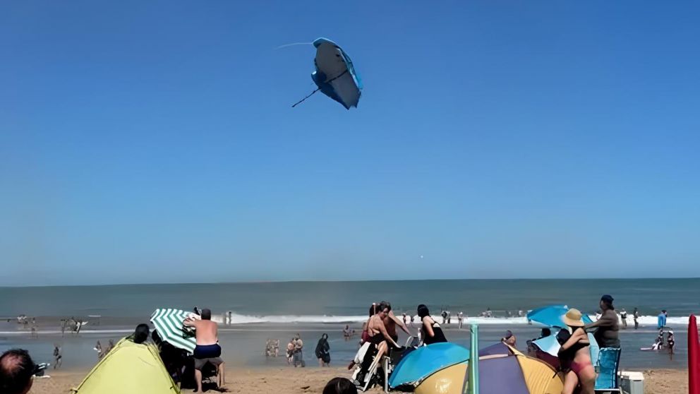 Un torbellino de arena sorprendió a turistas en Valeria del Mar