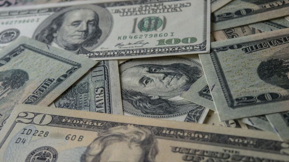 D�lar hoy: el oficial cerr� debajo de $1.400, el blue qued� en $1.400 y el REM ajust� proyecciones de inflaci�n y tipo de cambio para 2026