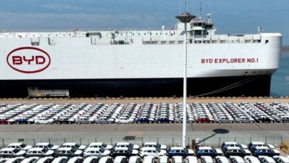 Caputo afirmó que los autos chinos harán que bajen los precios de los 0 km.