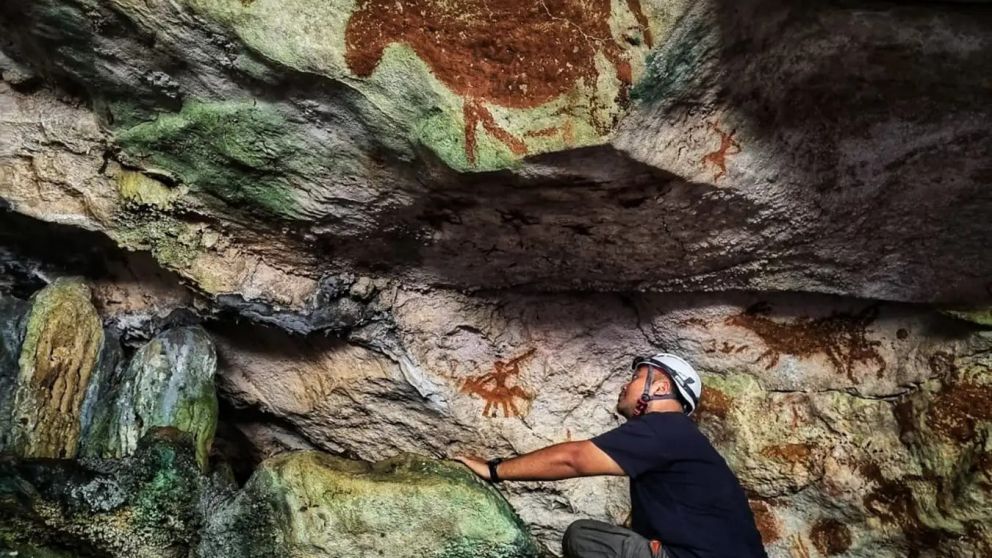 La mano que adelanta la imaginación humana: el arte rupestre más antiguo del mundo