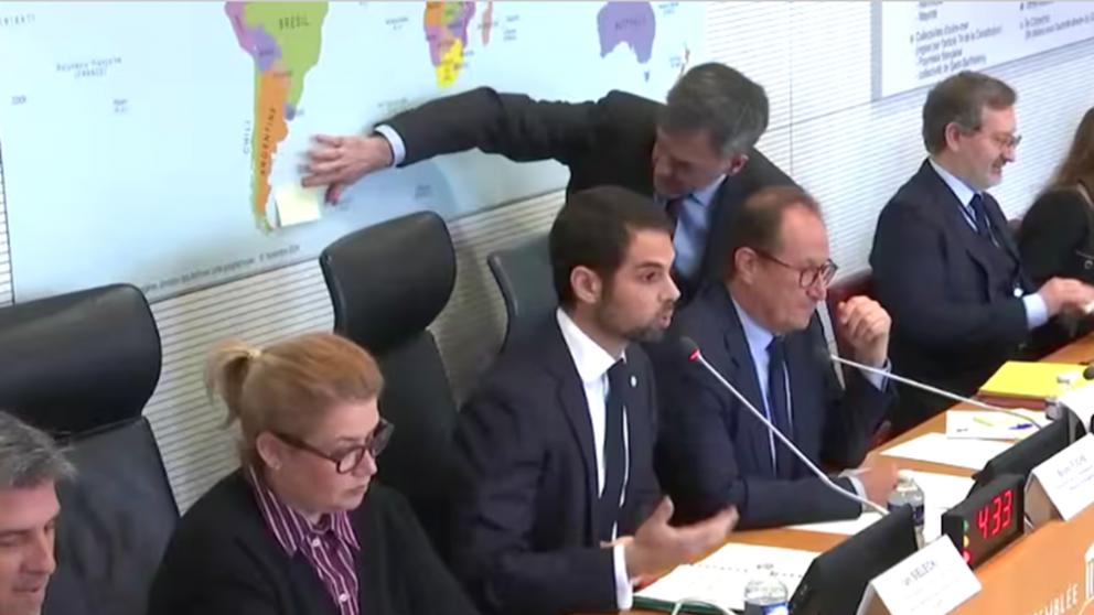 Finalmente se decidió colocar una nota adhesiva sobre las Islas Malvinas