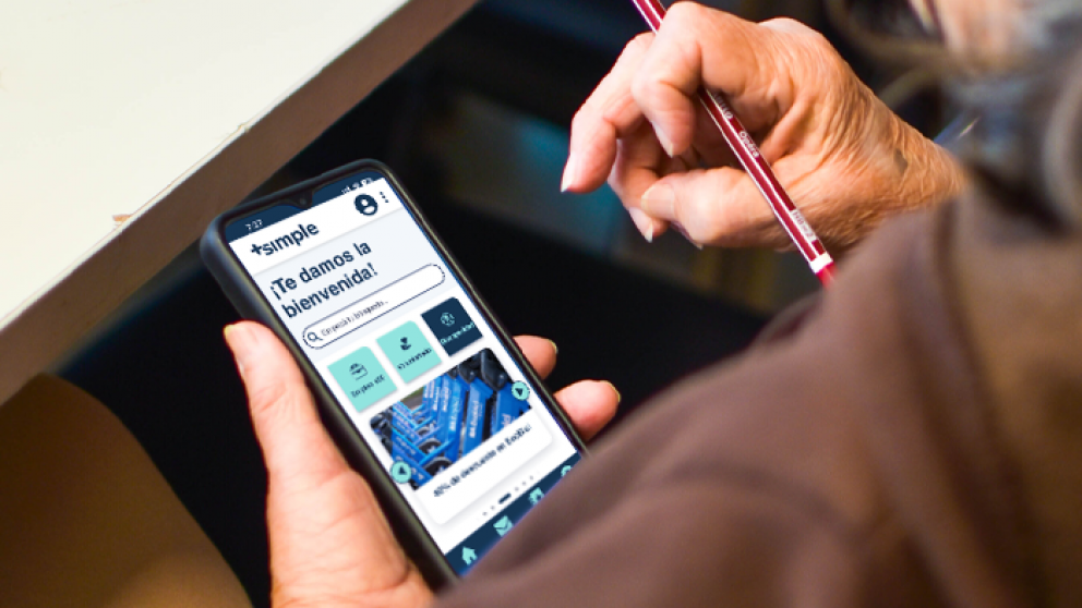 La ciudad renovó +Simple app la plataforma con beneficios para adultos mayores.