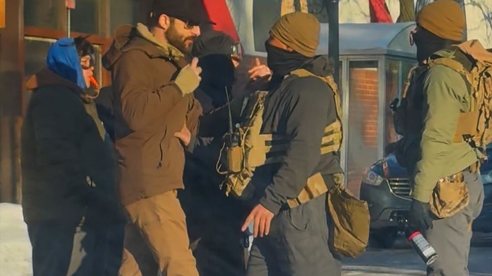 Los agentes aseguran que realizaron "disparos defensivos", pero los videos de los transeúntes parecen contar una historia diferente