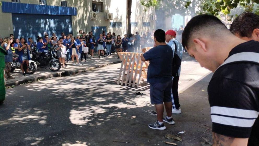 Importaciones, despidos y sueldos en cuotas: el conflicto que estalló en Cocot