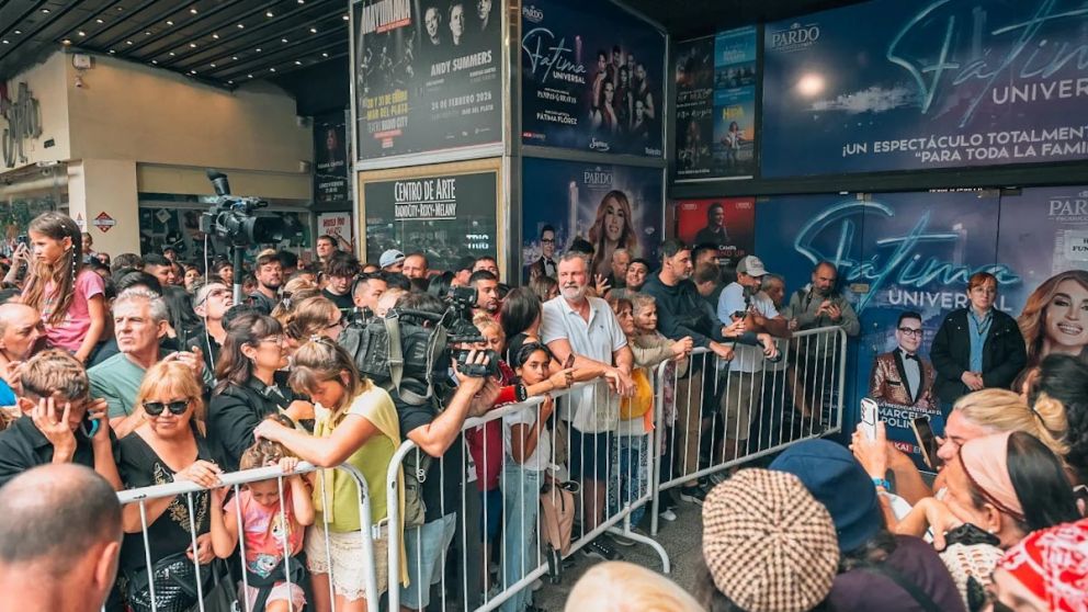 Milei agitó Mar del Plata con actos, show y protestas en el Teatro Roxy